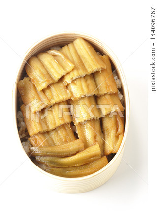 盛有煮熟康吉鰻的便當盒，在白色背景下拍攝。 134096767