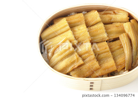 盛有煮熟康吉鰻的便當盒，在白色背景下拍攝。 134096774