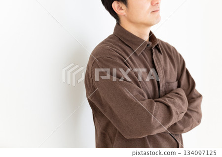 身著休閒服的中年男子 134097125