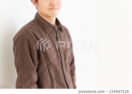 身著休閒服的中年男子 身著休閒服的中年男子 134097226