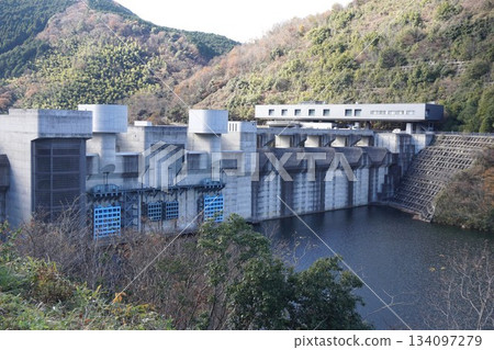 苫田水壩是一座位於岡山縣吉井川上游的混凝土重力壩。 苫田水壩是一座位於岡山縣吉井川上游的混凝土重力壩。 134097279