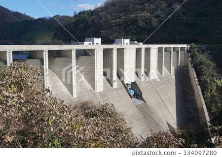 苫田水壩是一座位於岡山縣吉井川上游的混凝土重力壩。 134097280