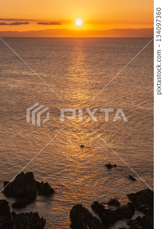 Sunset and seascape of Sagami Bay seen from the reefs of Arasaki Park (Yokosuka City, Miura Peninsula, Kanagawa Prefecture) 134097360