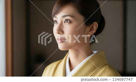 一位身著和服的女子在日式房間裡微笑,拍攝了一張自然的肖像照。 一位身著和服的女子在日式房間裡微笑,拍攝了一張自然的肖像照。 134097747