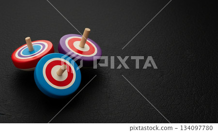 新年之際，五彩繽紛的上衣整齊地排列在黑色背景上。 134097780