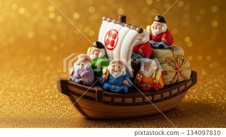 吉祥的新年圖畫,七福神的寶船裝飾在金色的背景上。 吉祥的新年圖畫,七福神的寶船裝飾在金色的背景上。 134097810