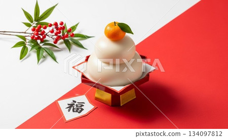 新年場景,紅毯上擺放著鏡餅和南天竹花。 新年場景,紅毯上擺放著鏡餅和南天竹花。 134097812