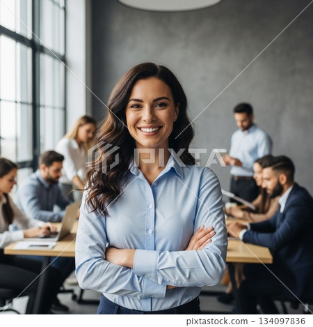 一位微笑的職業婦女在辦公室工作的肖像 一位微笑的職業婦女在辦公室工作的肖像 134097836