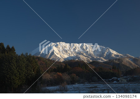 The south face of Mt. Daisen in winter in Tottori Prefecture, illuminated by the morning sun 134098174