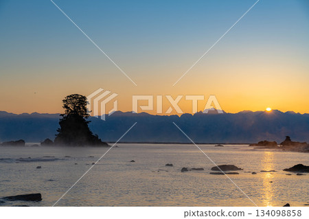 冬季傳統：天晴海岸的暴風雨和後立山山脈的日出 [富山縣] 134098858