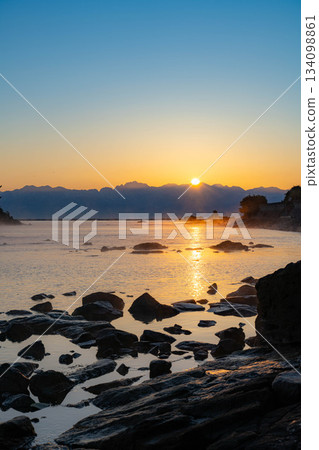 A winter tradition: A windstorm on Amaharashi Coast and the sunrise over the Ushiro-Tateyama mountain range [Toyama Prefecture] 134098861