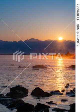 冬季傳統：天晴海岸的暴風雨和後立山山脈的日出 [富山縣] 134098863