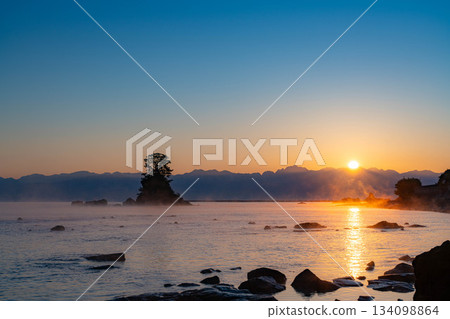 冬季傳統：天晴海岸的暴風雨和後立山山脈的日出 [富山縣] 134098864