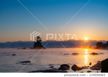 冬季傳統：天晴海岸的暴風雨和後立山山脈的日出 [富山縣] 134098865