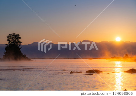 冬季傳統：天晴海岸的暴風雨和後立山山脈的日出 [富山縣] 134098866