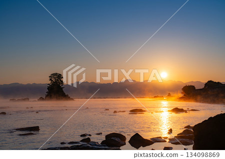 冬季傳統：天晴海岸的暴風雨和後立山山脈的日出 [富山縣] 134098869