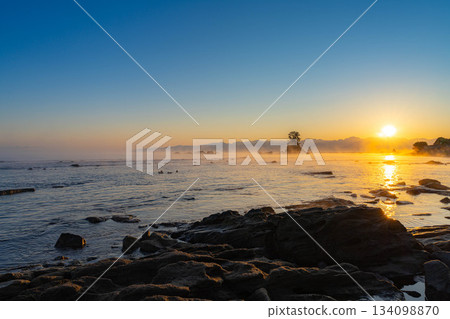 冬季傳統：天晴海岸的暴風雨和後立山山脈的日出 [富山縣] 134098870