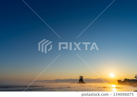 冬季傳統：天晴海岸的暴風雨和後立山山脈的日出 [富山縣] 134098875