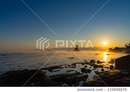 冬季傳統：天晴海岸的暴風雨和後立山山脈的日出 [富山縣] 134098876