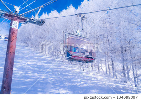 [Winter material] Ski lift and blue sky [Nagano Prefecture] 134099097