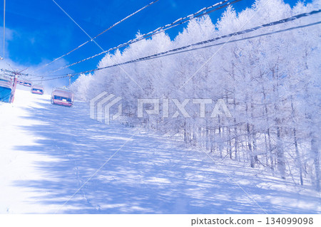 [Winter material] Ski lift and blue sky [Nagano Prefecture] 134099098