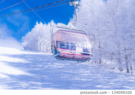 [Winter material] Ski lift and blue sky [Nagano Prefecture] 134099100