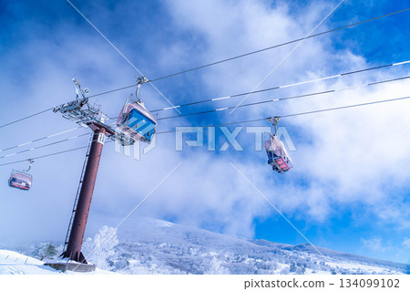 [冬季素材]滑雪場纜車和藍天[長野縣] 134099102