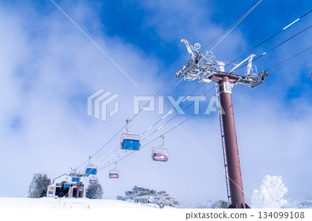 [Winter material] Ski lift and blue sky [Nagano Prefecture] 134099108