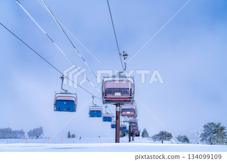 [Winter material] Ski lift and blue sky [Nagano Prefecture] 134099109