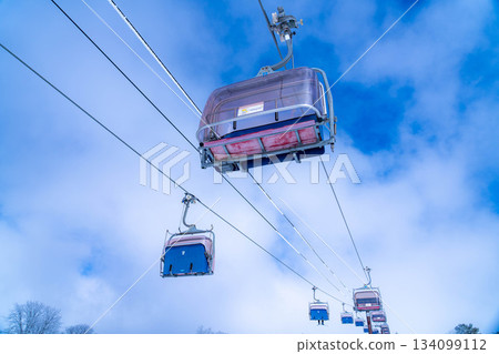[Winter material] Ski lift and blue sky [Nagano Prefecture] 134099112