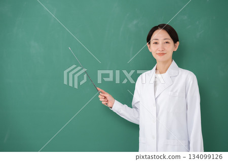 指向黑板的婦女 134099126