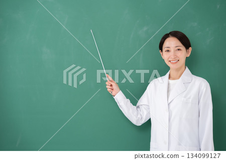 指向黑板的婦女 134099127