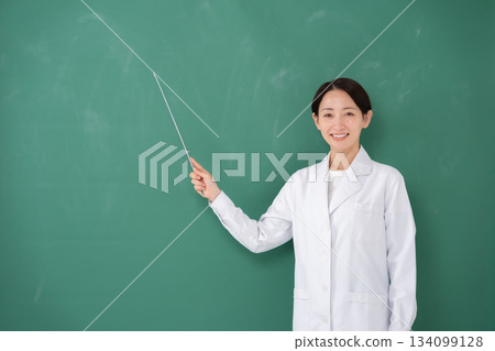 指向黑板的婦女 134099128