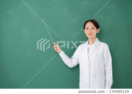指向黑板的婦女 134099129