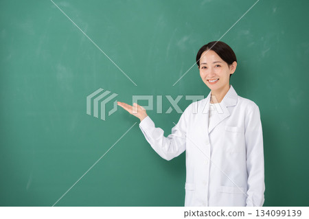 手牽手的白大褂的女人 134099139