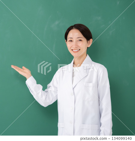 手牽手的白大褂的女人 134099140