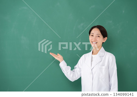 手牽手的白大褂的女人 134099141