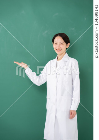 手牽手的白大褂的女人 134099143