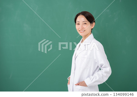 白色的一位女士 134099146