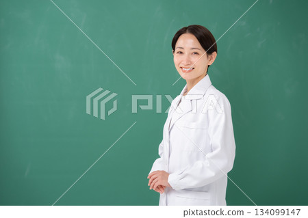 白色的一位女士 134099147