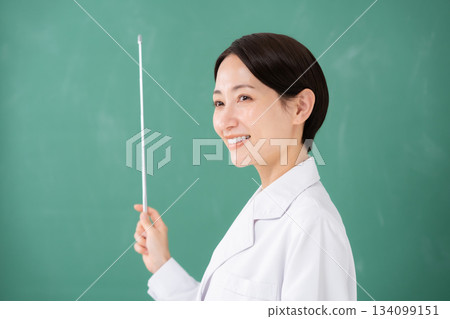指向黑板的婦女 134099151