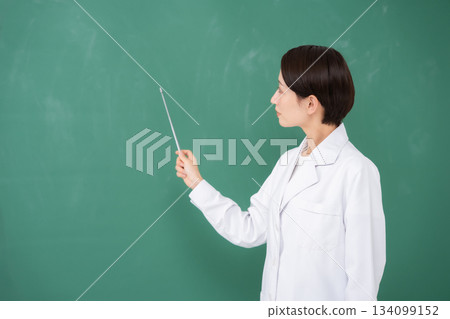 指向黑板的婦女 134099152
