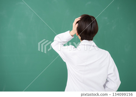 白人勞動的女人擔心 134099156