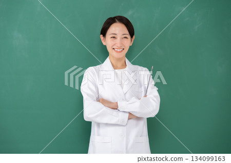 她的白色胳膊的一名婦女佩帶她的胳膊的 134099163