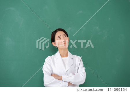 白色陰唇婦女受苦 134099164