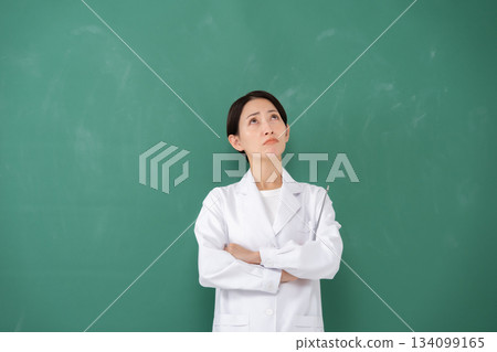 白色陰唇婦女受苦 134099165