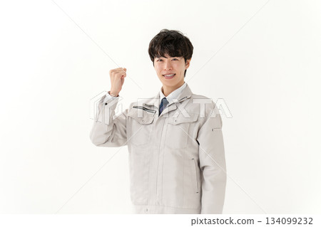 穿著工作服的年輕人，握拳 134099232