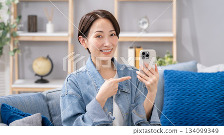 一個智能手機指向的女人 134099349