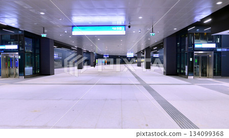 Warsaw, Poland. 28 November 2025. Commuters going through the underground passage hall at Warszawa Zachodnia train station. Ceiling mounted large artificial illumination. 134099368