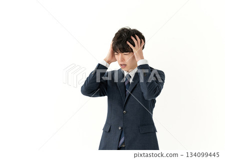 抱著頭的商務男人 134099445